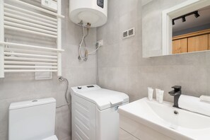 Studio - balkong - utsikt mot bergen | Badrum | Dusch och handdukar