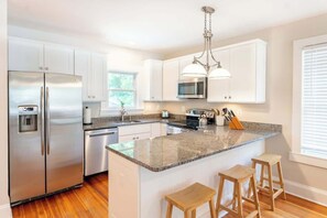 Kühlschrank, Wasserkocher mit Kaffee-/Teezubehör