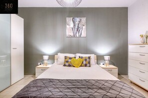 2 makuuhuonetta, työpöytä, silitysrauta/-lauta, vauvan matkasänky