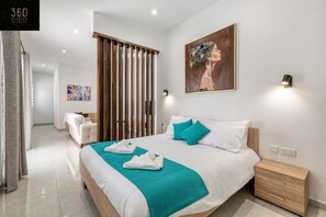 Schreibtisch, Bügeleisen/Bügelbrett, Reisekinderbett, kostenloses WLAN