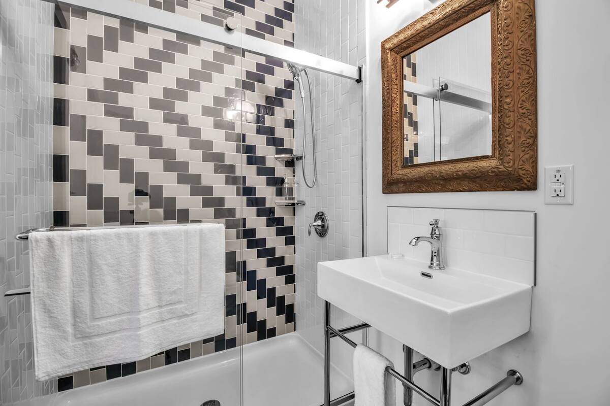 Webber Hotel, Lyndonville: Info, Photos, Reviews | Book At Hotels.Com