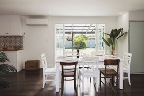 Dining - Halcyon Days the perfect getaway, Sundays late check out, pet friendly! (Cessnock)