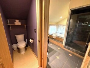 Douche, sĂšche-cheveux, serviettes fournies, savon