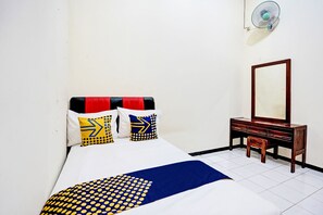 Double Room | Desk, laptop workspace, free WiFi, bed sheets - OYO Life 92785 Wisma Trubus  Syariah (Tuban)