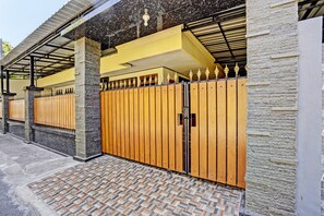 Front of property - OYO Life 92785 Wisma Trubus Syariah (Tuban)