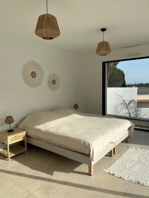 4 bedrooms, desk, iron/ironing board, travel crib