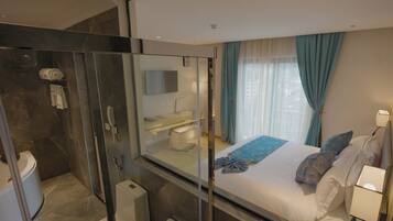 Deluxe Suite | Bathroom | Shower, free toiletries, hair dryer, bathrobes