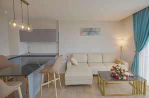 Suite – deluxe | Oppholdsområde | Flatskjerm-TV