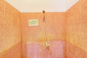 Standard Double Room | Bathroom | Shower, towels - OYO 92759 Penginapan Piji Kembar (Tawangmangu)