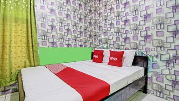 Phòng đôi Tiêu chuẩn | Bàn, khu vực làm việc phù hợp cho laptop, bộ trải giường