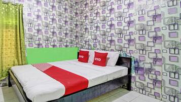 Standard Double Room | Desk, laptop workspace, bed sheets