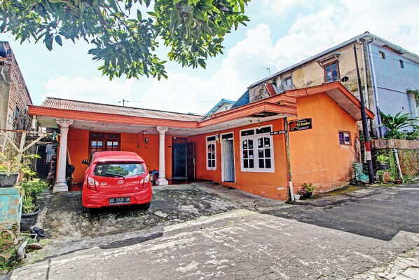 Front of property - OYO 92759 Penginapan Piji Kembar (Tawangmangu)