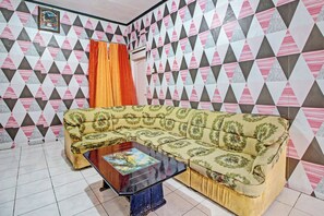 Reception - OYO 92759 Penginapan Piji Kembar (Tawangmangu)