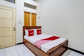 Standard Double Room | Desk, laptop workspace, bed sheets - OYO Life 92773 Griya Trubus Syariah (Tuban)