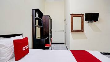 Standard Double Room | Desk, laptop workspace, bed sheets
