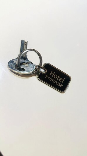 Un penjallau amb una etiqueta que diu "Hotel Primrose".