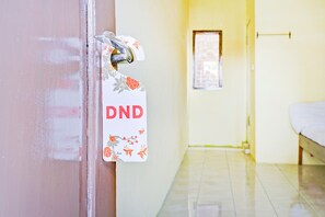 غرفة عادية فردية | مكتب ومساحة عمل للكمبيوتر المحمول وواي فاي مجانًا وملاءات أسرّة