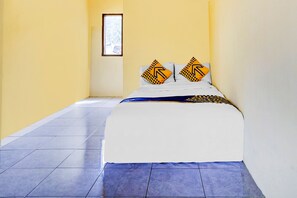 Desk, laptop workspace, free WiFi, bed sheets - OYO Life 90701 Kost Syariah Deris (Sumedang)