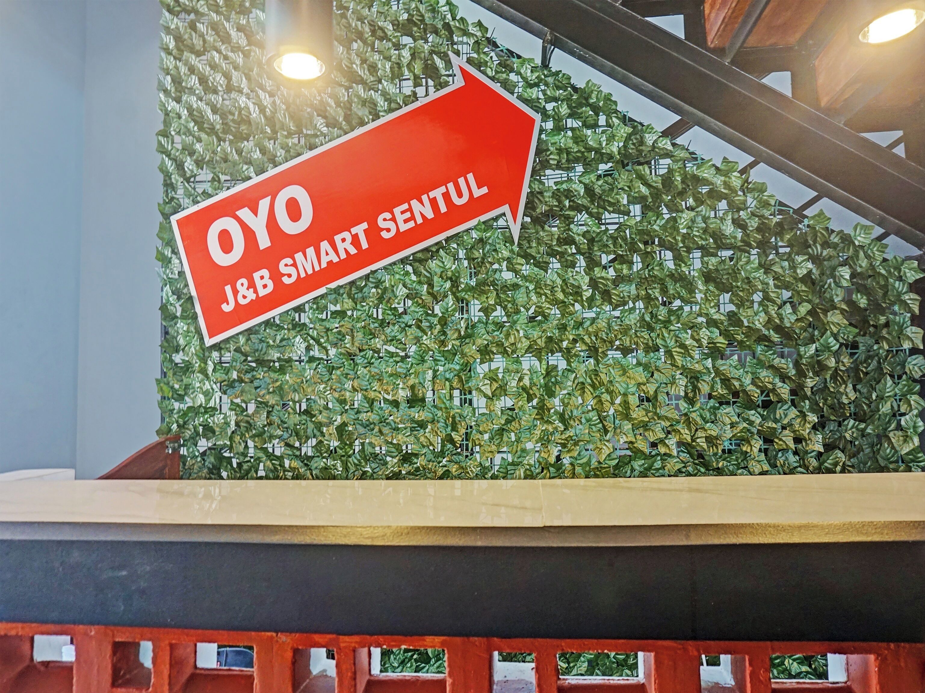 Ein Schild für J&B Smart Sentul mit einem nach rechts zeigenden Pfeil.