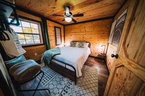 3 Schlafzimmer, Schreibtisch, Bügeleisen/Bügelbrett, Reisekinderbett