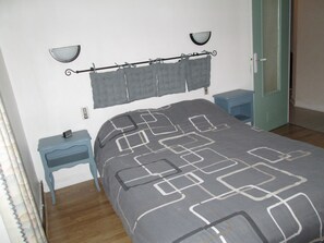 4 bedrooms, iron/ironing board