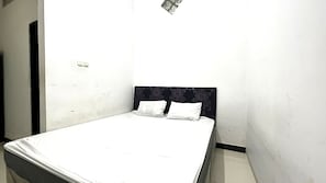 Desk, laptop workspace, bed sheets - Hotel O Panorama House Near Lokon Camping Ground (Manado)