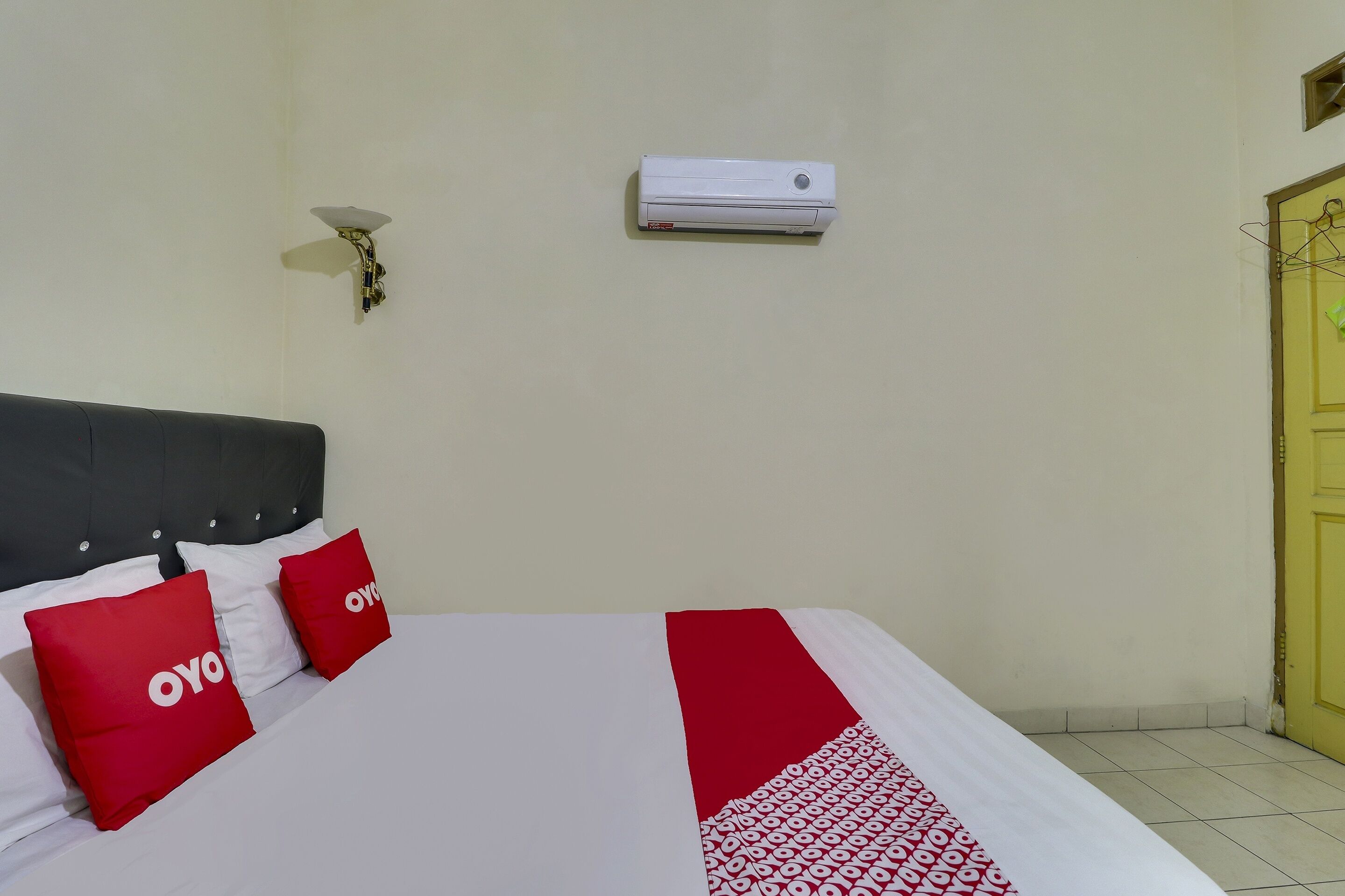 Kamar Double Ekonomi | Meja kerja, ruang kerja ramah laptop, dan seprai linen