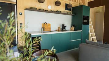 Geladeira, micro-ondas, lava-louças, cafeteira/chaleira