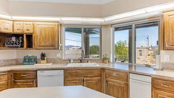 冰箱、微波炉、烤箱、炉灶