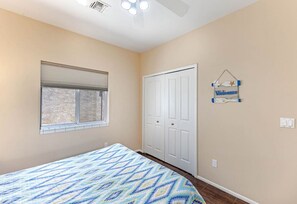 4 bedrooms, desk, free WiFi, bed sheets