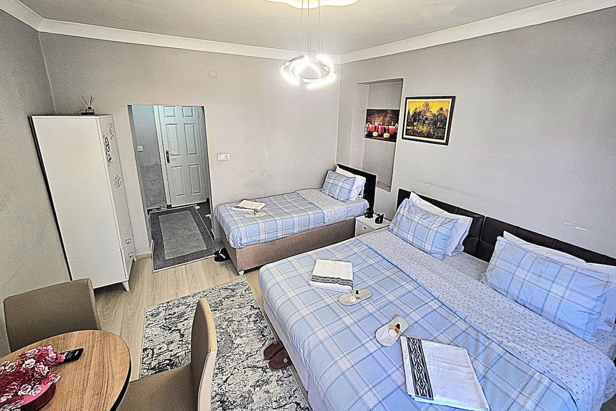Habitación triple Deluxe, balcón | 1 dormitorio, escritorio, espacio para trabajar con un portátil