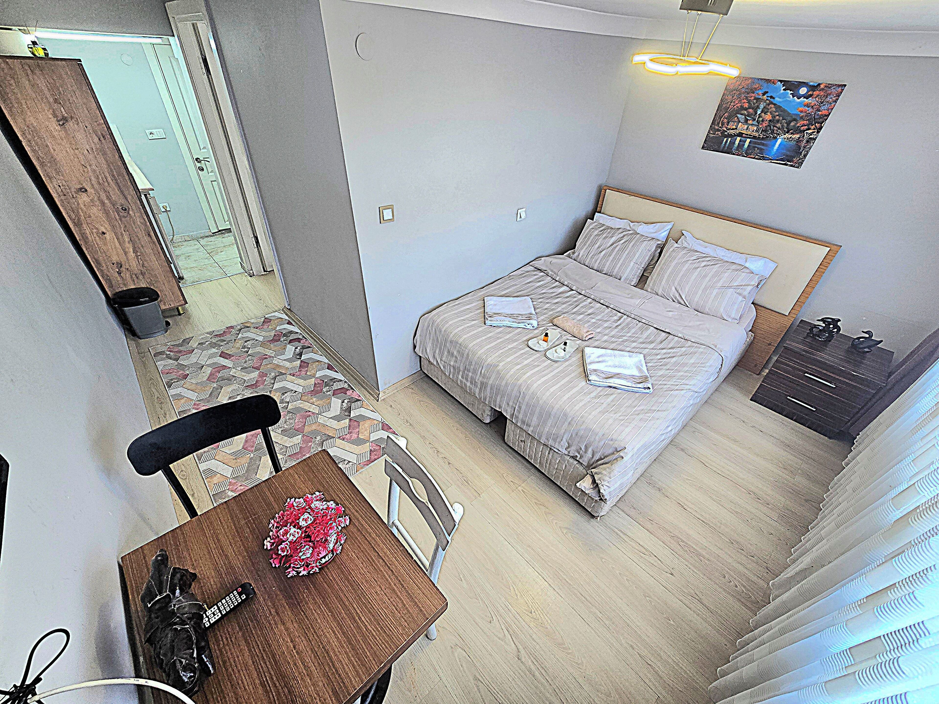 奢华公寓 | 高档床上用品、办公桌、笔记本电脑工作区、遮光窗帘