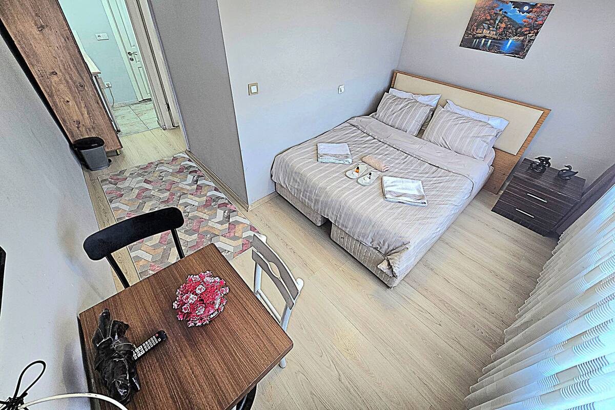 Ein Schlafzimmer mit Bett, Nachttisch und Kommode.