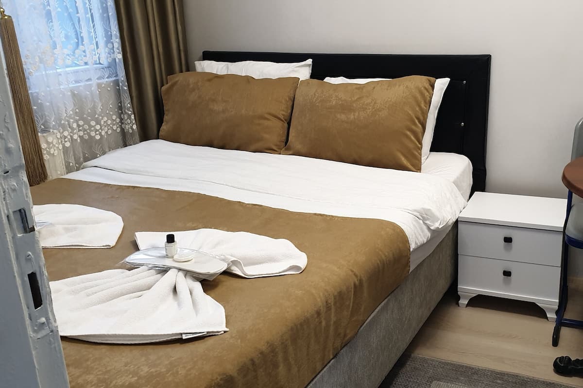 Standard Apartment, 1 Queen Bed | Living area