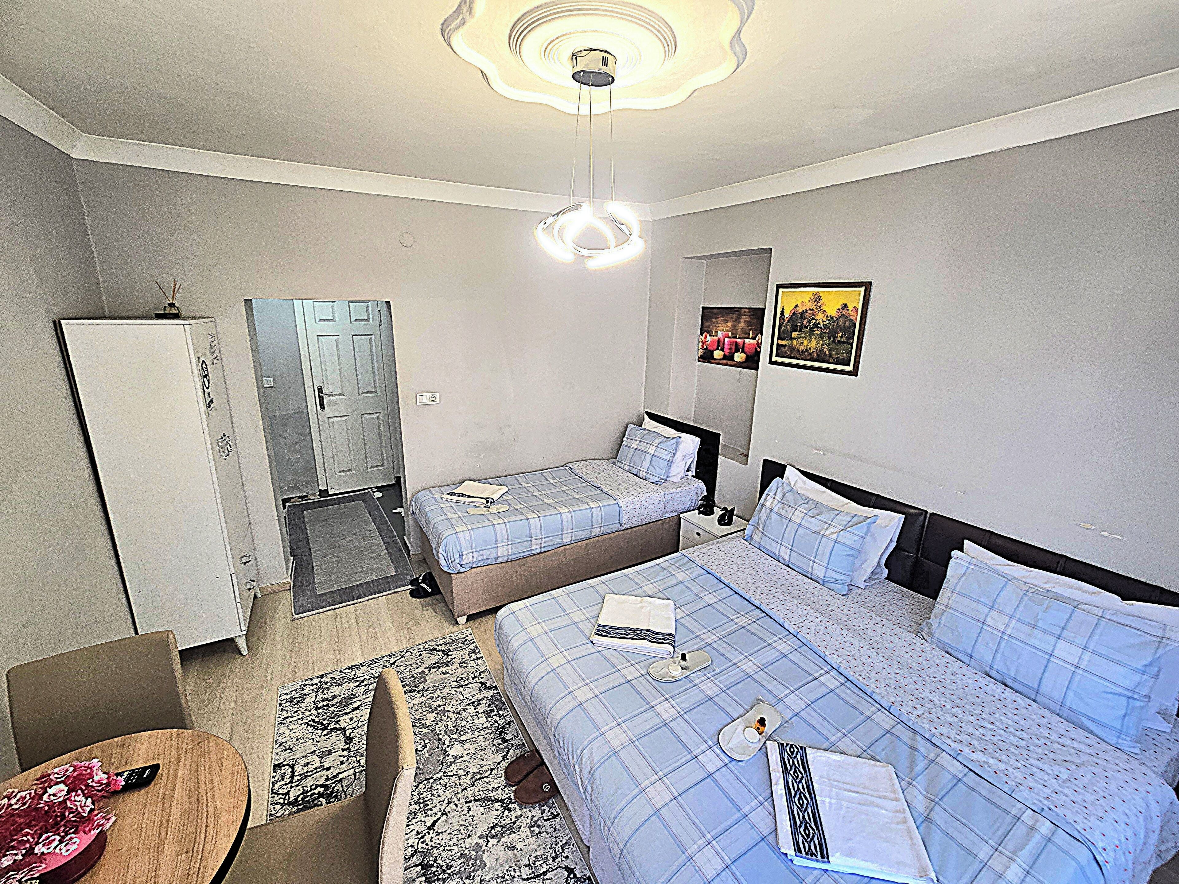 华丽三人房, 阳台 | 高档床上用品、办公桌、笔记本电脑工作区、遮光窗帘