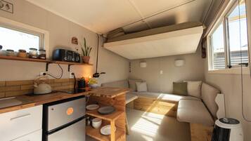 Fridge, oven, stovetop, coffee/tea maker