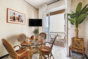 Dining - Holiday Apartment 'Riva Mare 2' Near the Beach with Sea View and Parking Space (Vado Ligure)