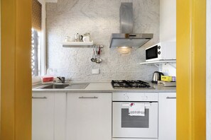 Fridge, microwave, oven, stovetop - Holiday Apartment 'Riva Mare 2' Near the Beach with Sea View and Parking Space (Vado Ligure)