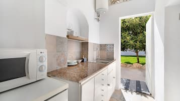 Een koelkast, een magnetron, een koffiezetapparaat/waterkoker