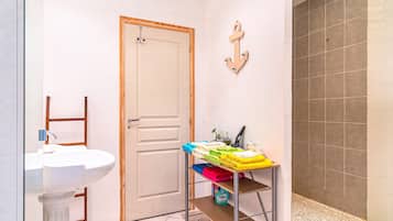 Regadera, secadora de cabello, toallas