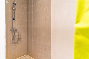 Shower, hair dryer, towels - Apartment 'T3, Dune Du Pilat À 5 Km' with Private Terrace, Private Garden and Wi-Fi (La Teste-de-Buch)