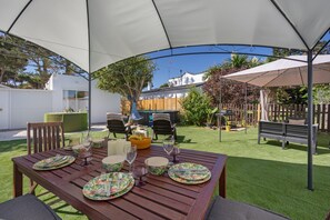 Outdoor dining - Limón Y Sal Holiday Home with Private Pool, Wi-Fi, and Air Conditioning (Chiclana de la Frontera)