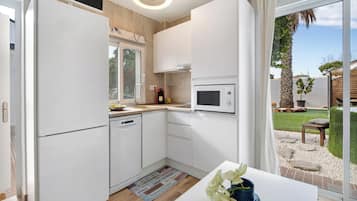 Een koelkast, een magnetron, een oven, een kookplaat