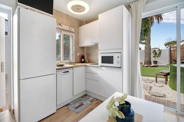 Een koelkast, een microgolfoven, een oven, een kookplaat