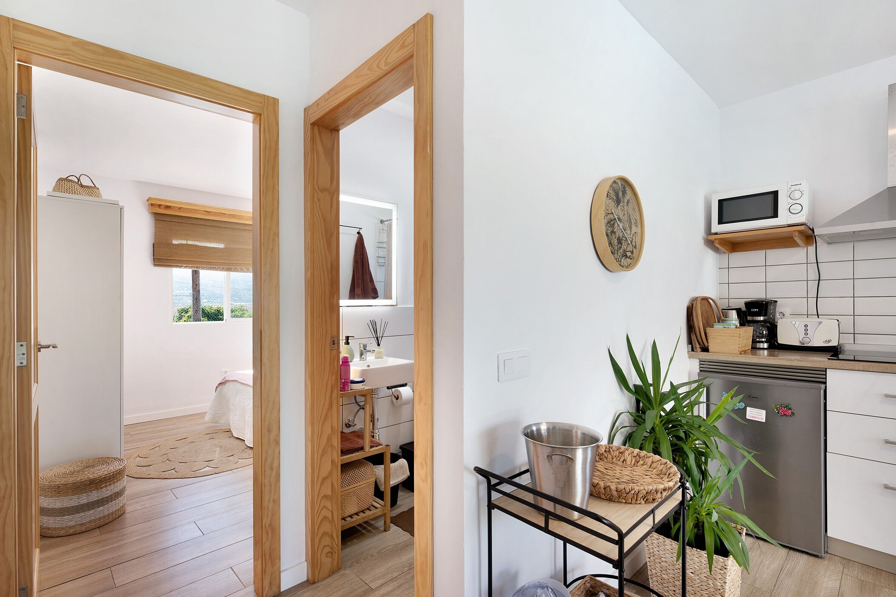 Refrigerador, microondas, placa de cocina, cafetera/tetera