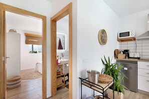 Fridge, microwave, stovetop, coffee/tea maker - Holiday Home 'Villa Tino- Casa M' with Mountain View, Shared Pool and Wi-Fi (Los Llanos)