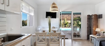 Ferienhaus 'Villa Tino- Casa M' mit Bergblick, Gemeinschaftspool und WLAN