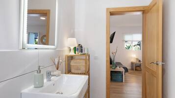 Ducha, secador de pelo y toallas