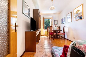 TV - Casa Nel Borgo Rose' apartment with mountain views and communal garden (Breguzzo)