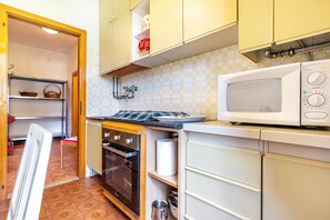Fridge, microwave, oven, stovetop - Casa Nel Borgo Rose' apartment with mountain views and communal garden (Breguzzo)